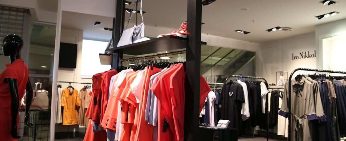 Como um Sistema para Loja de Roupas Facilita a Curadoria de Moda e Acessórios com Base em Dados Reais