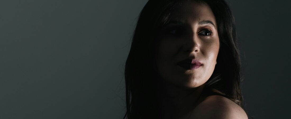 Redes sociais e influência: como tendências digitais moldam os hábitos de compra de garotas de programa