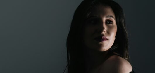 Redes sociais e influência: como tendências digitais moldam os hábitos de compra de garotas de programa